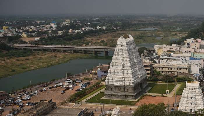 Kuil Srikalahasti adalah salah satu tempat untuk dikunjungi di dekat Tirupati dalam jarak 50 km