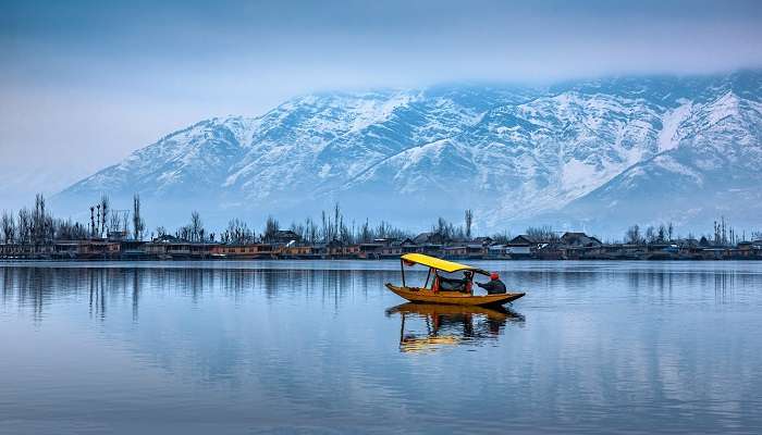 Enjoy a shikhara ride at the Dal Lake in Srinagar, one of the popular offbeat places in Kashmir.
