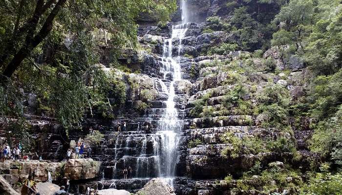   Air Terjun Talakona adalah salah satu tempat terbaik untuk dikunjungi di dekat Tirupati dalam jarak 100 km bersama keluarga