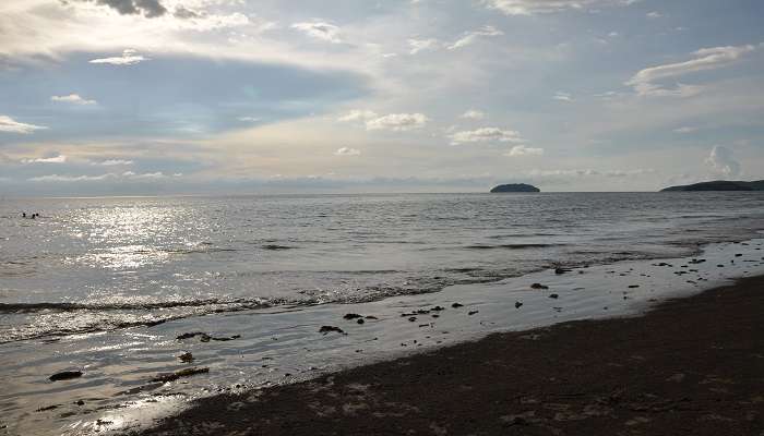 La vue de plage en Tanjung Aru