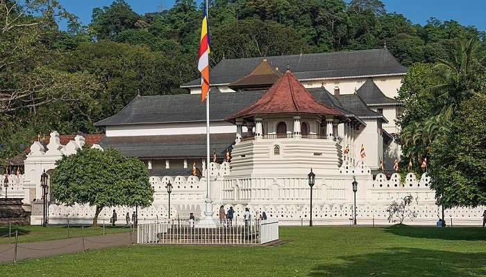 Image of the temple of tooth relic from outside