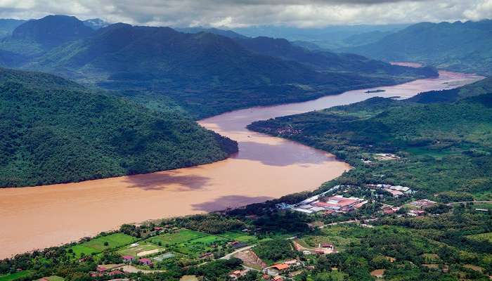 Pemandangan panorama salah satu sungai terbesar di Vietnam- Sungai Mekong
