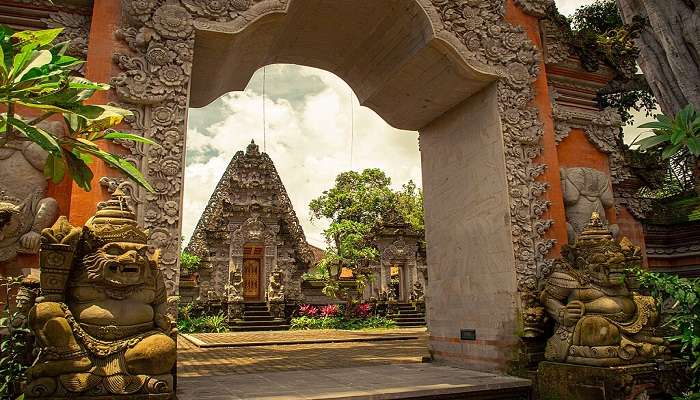 Look at the Balinese art at the Agung Rai Museum of Art 