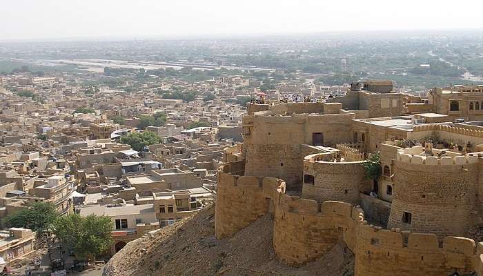 Jaisalmer is one of the most beautiful cities of Rajasthan protecting the rich history of the state.