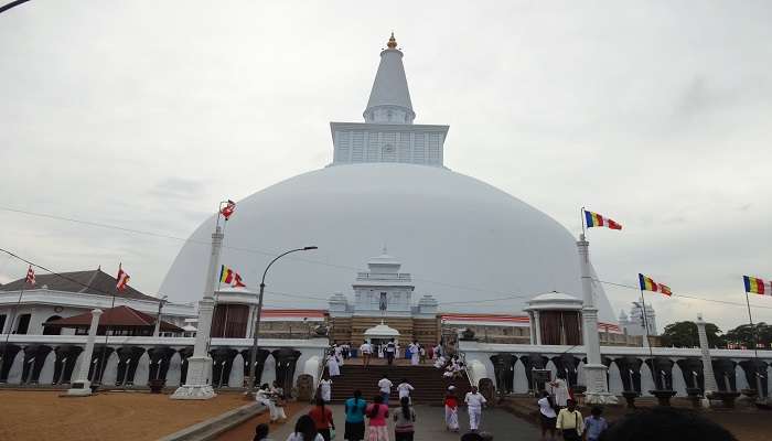  Ruwanwelisaya Stupa, a popular tourist attraction 