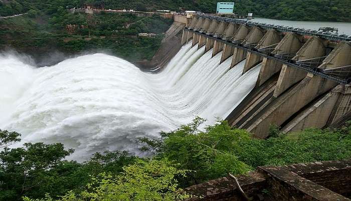 Constructed over the Tunga River for water conservation, Tunga Anicut Dam is one of the best places to visit in Shimoga within 50 km 
