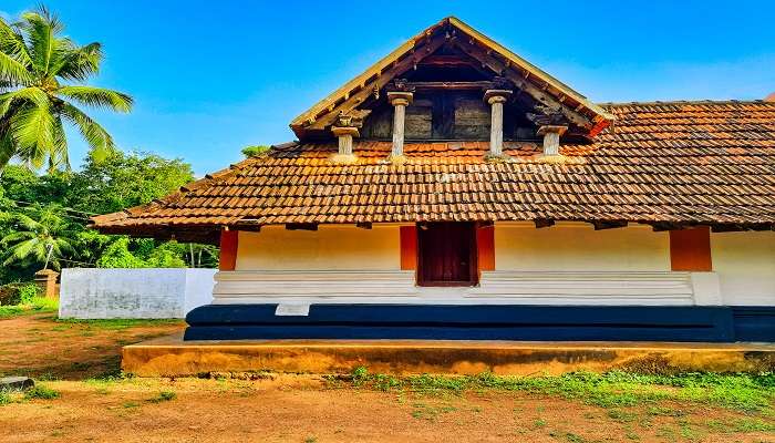 The exterior view of the mandir in Kerala.