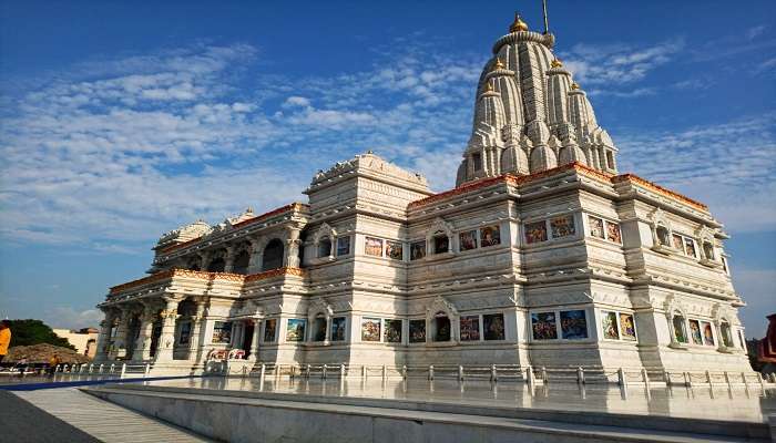 To ensure minimal hassle, It is important to check the precise Prem Mandir timing and plan your visit accordingly