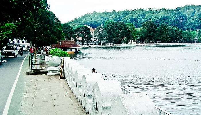 Kandy Lake in Sri Lanka is great for strolling and basking in the beautiful moments