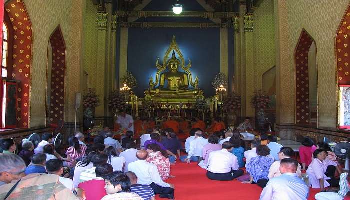 People worshipping Golden Phra Buddha Chinnarat.