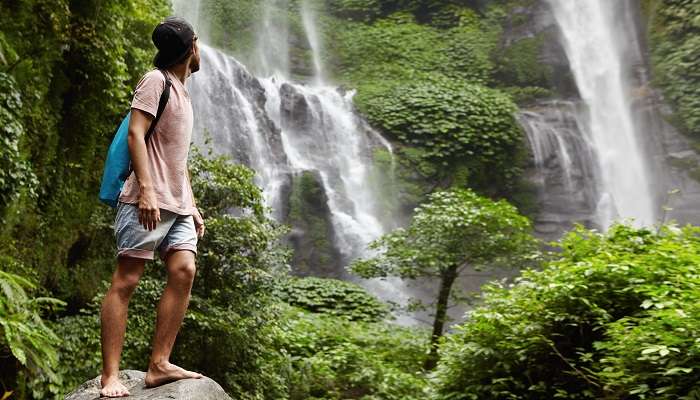 Enjoy hiking along the waterfall at Thung Teao Forest Natural Park 