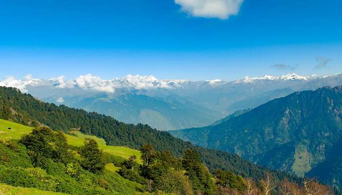  A panoramic view of the majestic Chanderkhani Pass Manali, a popular trekking destination in the Himalayas.