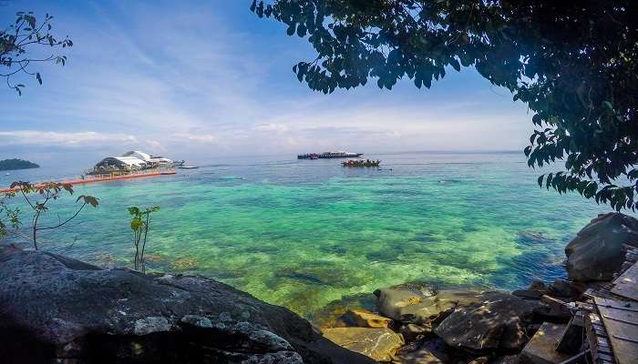 La vue incroyable d'eau clair sur l'Ile Payar,