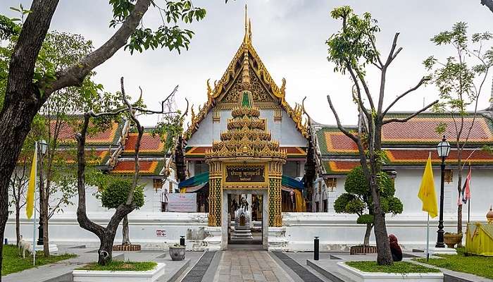 Scenic view of Wat Rakhang along the Chao Phraya River in Bangkok.