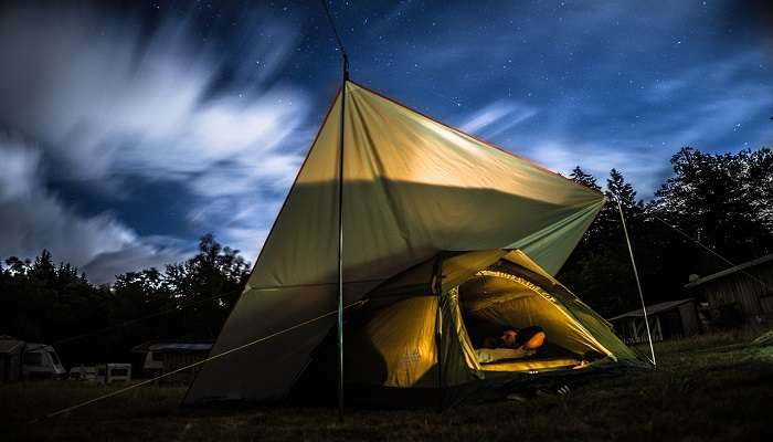 Camping tent setting in Lambasingi