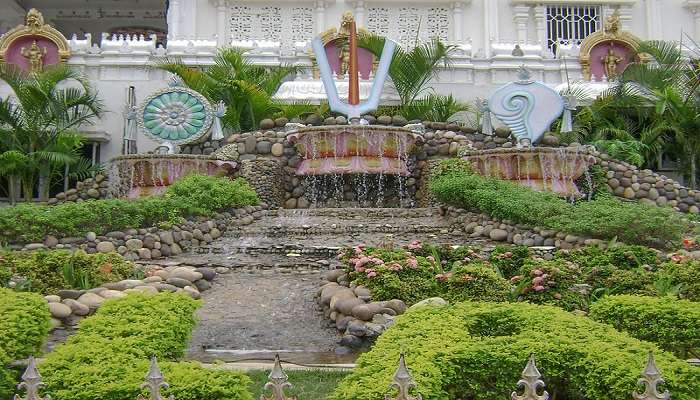 Fountain outside the Ratnalayam Temple