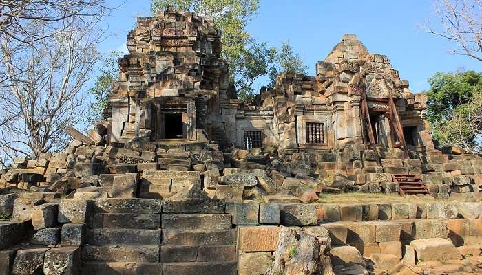 See the ruins of the Ek Phnom Pagoda