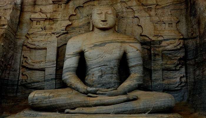 A statue of meditating Buddha