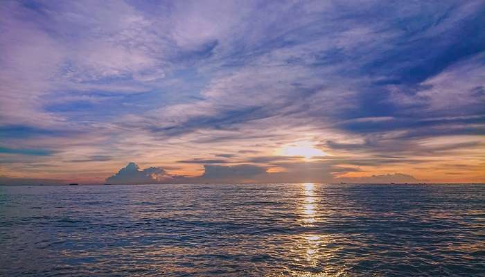 La vue du coucher du soleil sur la plage de Bagan Lalang,