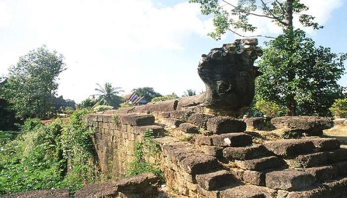 Statue of a lion guarding the Bakong temple. 