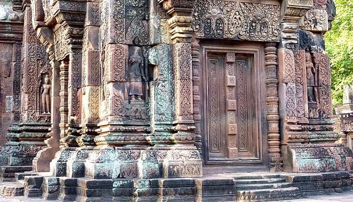 a beautiful architecture of the Banteay Srei Temple.