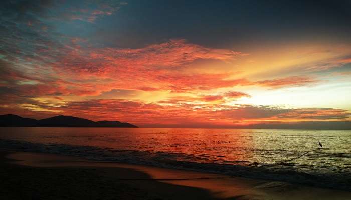 La vue magnifique du couche rdu soleil sur Batu Ferringhi