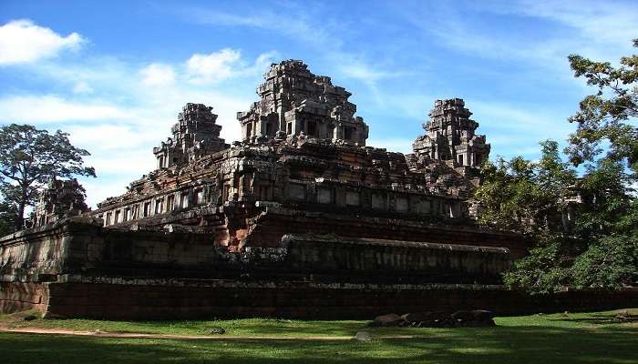 The best time to visit the Prasat Ta Keo Is the during the daytime