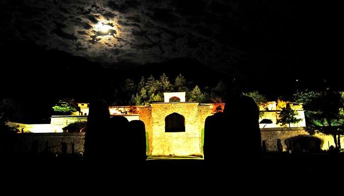 Enjoy the mesmerizing view of the Pari Mahal at night