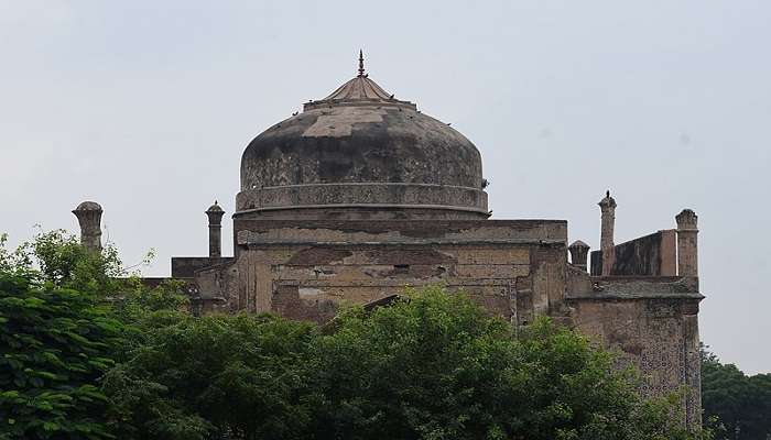 The best time to visit Chini Ka Rauza is during the winter season 