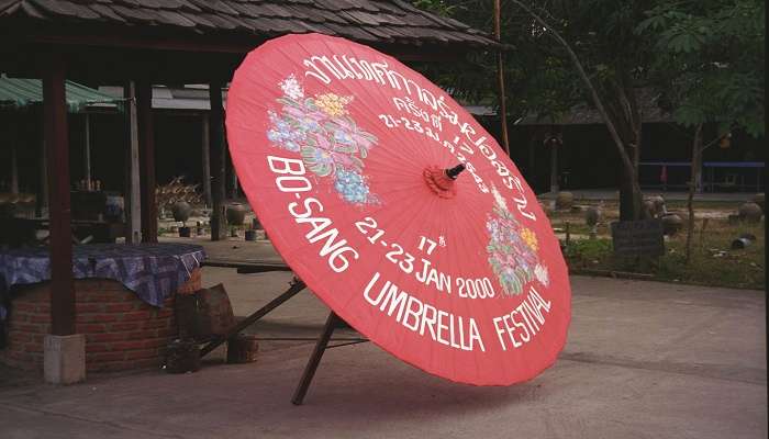 Hand-painting a design on an umbrella at Bo Sang Umbrella Village 