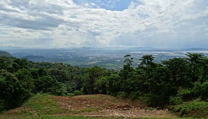 Explore the Bokor Hill Station near the Phnom Chhngok Cave