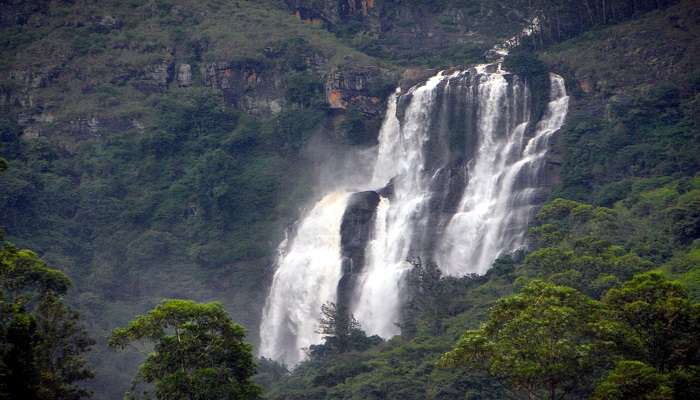 Bomburu ella Falls, C’est l’une des meilleurs endroits à visiter à Nuwara Eliya