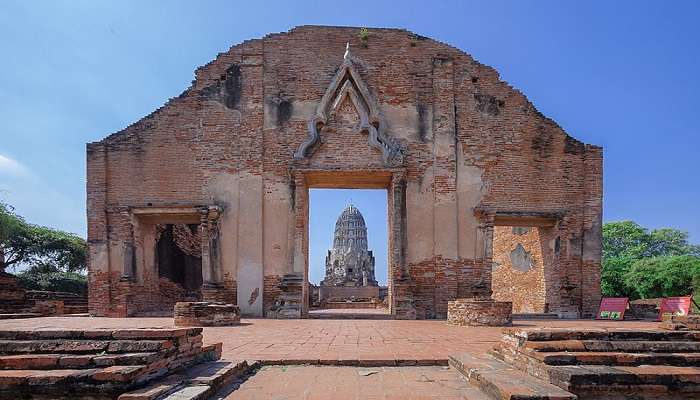 entrance of Wat Ratchaburana 