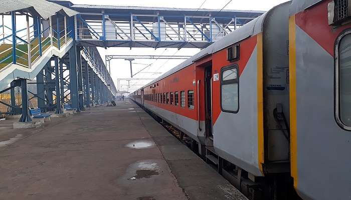 The closest major railway station is Jammu Tawi about 273 km from Aharbal.