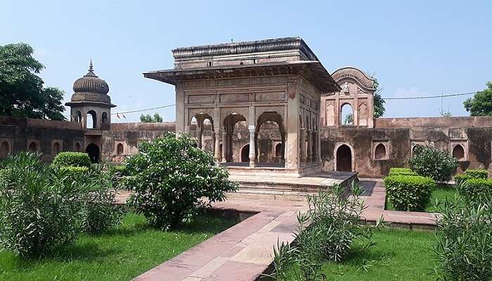 Visit Cenotaph of Raja Gangadhar Rao near Jarai Ka Math