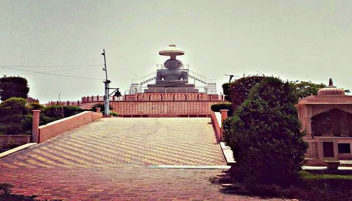 With a rich history, the Chaurasi Digamber Jain Temple is one of the sacred places in India