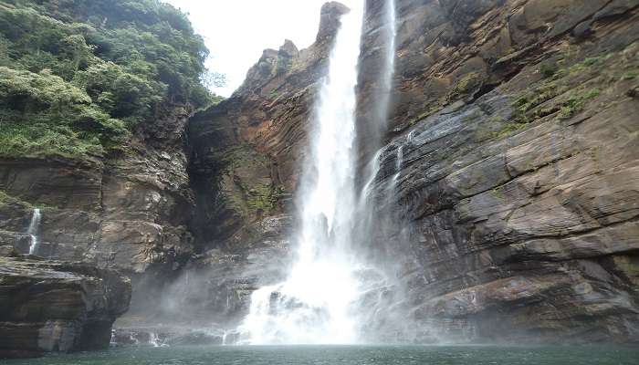 Chutes de Laxapana, C’est l’une des meilleurs endroits à visiter à Nuwara Eliya