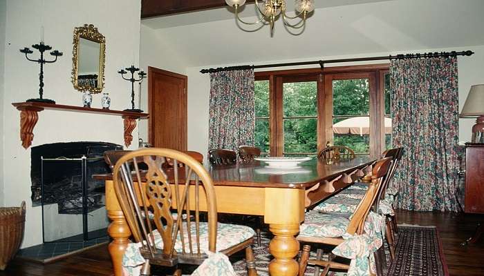 A cozy and vintage cottage room