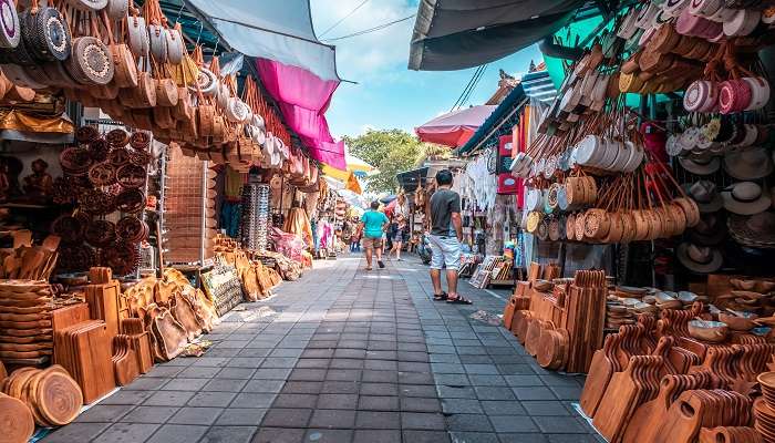 Explore the crafts and art at the Bali street markets.