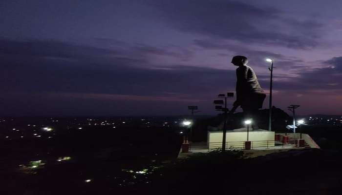 A night view of the Major Dhyan Chand statue.