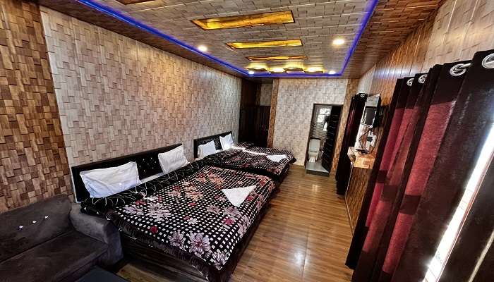 Bedroom Of Budget Hotels In Kanatal