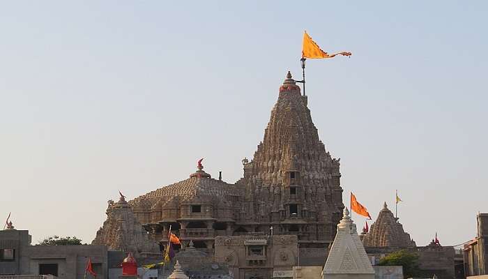 Visit Dwarkadheesh Temple while visiting Radha Kund in Mathura