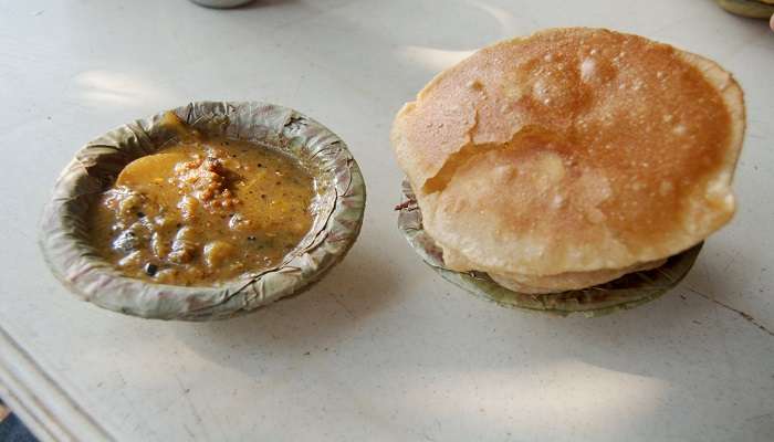 There are many places in Varanasi with eateries and street food vendors offering delicious local cuisine