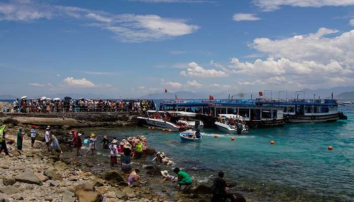 Floating boat party is a must-try when you visit the Hon Mun island in Vietnam