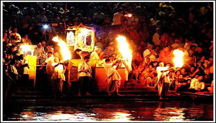 One of the most mesmerising and significant rituals at Dashashwamedh Ghat is the Ganga