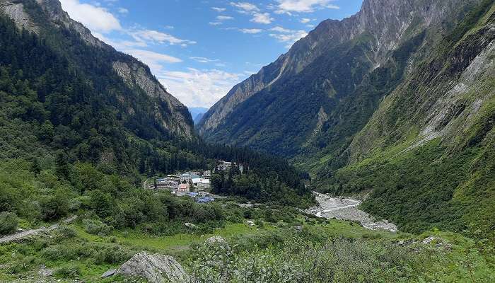 Enjoy the natural beauty of River Pushpawati at Ghangaria.