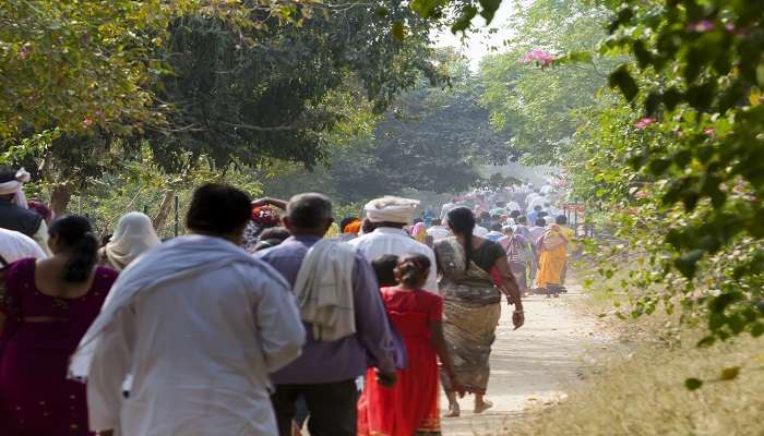 A crowd of Pilgrims on their way to Govardhan Parikrama 