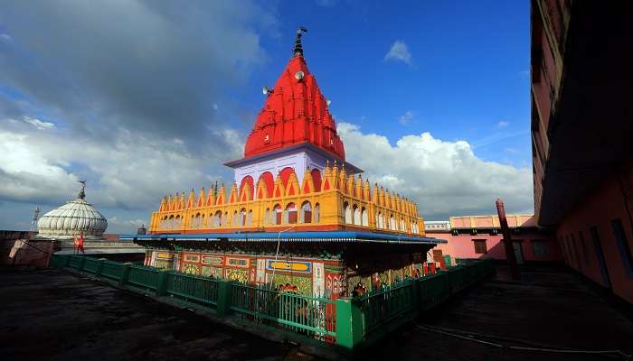A picture-perfect view of Hanuman Garhi from the front during the noon