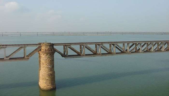 Rail-cum-Road Godavari Bridge on the river at Rajahmundry