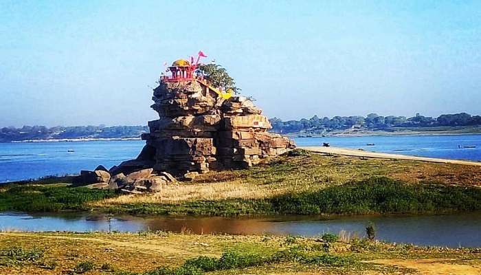 Know the history of the ancient temple situated in the middle of the river.